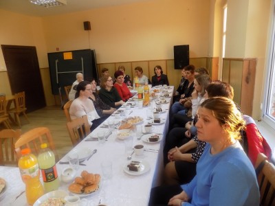 Dzień Kobiet w Główczewicach. Sołtys zakupił kwiaty dla wszystkich przybyłych pań.