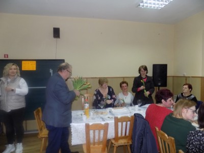 Dzień Kobiet w Główczewicach. Sołtys zakupił kwiaty dla wszystkich przybyłych pań.