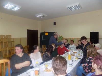 Dzień Kobiet w Główczewicach. Sołtys zakupił kwiaty dla wszystkich przybyłych pań.