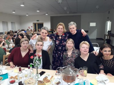 Dzień Kobiet w Lubni - poczęstunek i dużo uśmiechu.