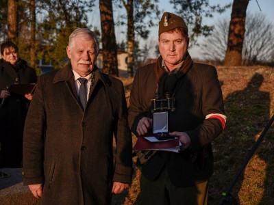 Mariusz Łuczyk, Wicewojewoda Pomorski, przekazał medal "Opiekun Miejsc Pamięci Narodowej" na ręce Wojciecha Derewieckiego, prezesa Stowarzyszenia Miłośników Historii Gryfa Pomorskiego "Cis". 