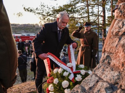 Składanie hołdu partyzantom wiązanką kwiatów - Mariusz Łuczyk - Wicewojewoda Pomorski. 
