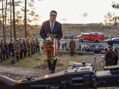 W imieniu Marka Biernackiego - Posła na Sejm RP - kwiaty złożył asystent Posła Dariusz Kiedrowicz.