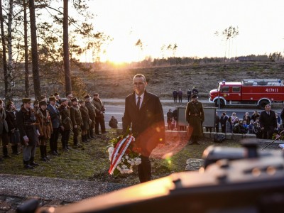 W imieniu Aleksandra Mikołaja Mrówczyńskiego - Posła na Sejm RP - kwiaty złożył Wojciech Rolbiecki - Radny Rady Powiatu Chojnickiego.