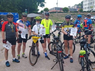 Uczestnicy z gminy Brusy z dyplomami ukończenia rajdu. 