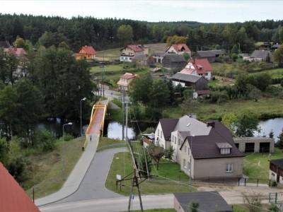 Widok na kładkę z wieży kościoła