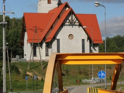 Kładka na Brdzie z widokiem na kościół