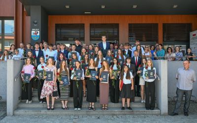 BURMISTRZ BRUS WRĘCZYŁ STYPENDIA ÓSMOKLASISTOM Z WYSOKIMI WYNIKAMI W NAUCE