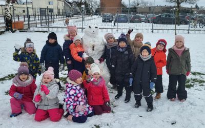 PRZEDSZKOLE NR 1: Zimowe zabawy na śniegu