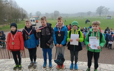 SP WIELKIE CHEŁMY: GMINNE IGRZYSKA DZIECI W DRUŻYNOWYCH BIEGACH PRZEŁAJOWYCH CHŁOPCÓW