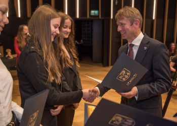 BURMISTRZ BRUS WRĘCZYŁ STYPENDIA ÓSMOKLASISTOM