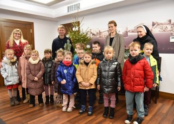 PRZEDŚWIĄTECZNA WIZYTA PRZEDSZKOLAKÓW W URZĘDZIE