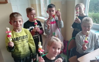 Owoce i warzywa na języku kaszubskim w szkole w Męcikale