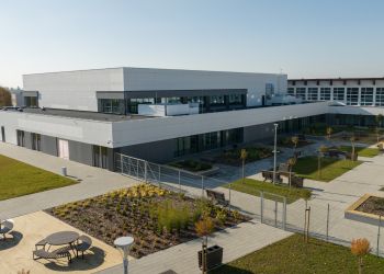 HALA SPORTOWO – WIDOWISKOWA W BRUSACH NA OSTATNIEJ PROSTEJ