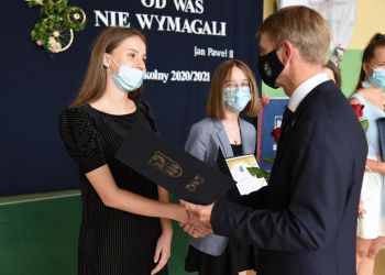 BURMISTRZ BRUS WRĘCZYŁ STYPENDIA NAJZDOLNIEJSZYM ÓSMOKLASISTOM