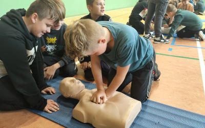 SP BRUSY NR 2: Warsztaty udzielania pierwszej pomocy przedmedycznej w Szkole Podstawowej nr 2 w Brusach