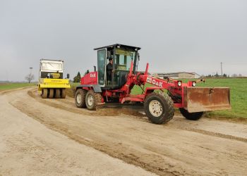 RÓWNANIE DRÓG GRUNTOWYCH W GMINIE BRUSY