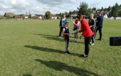 Gminne Igrzyska Dzieci  w sztafetowych biegach przełajowych dziewcząt