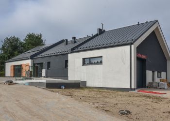 BUDOWA ŚWIETLICY WIEJSKIEJ Z REMIZĄ W GŁÓWCZEWICACH – PRACE NA UKOŃCZENIU