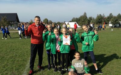 SP NR 1 BRUSY: Gminne Igrzyska Dzieci w sztafetowych biegach przełajowych dziewcząt