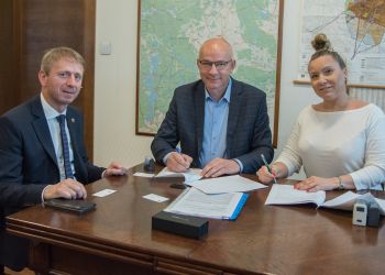 GMINA BRUSY ZAKUPIŁA ŚMIECIARKĘ. NOWA JAKOŚĆ W ODBIORZE ODPADÓW.