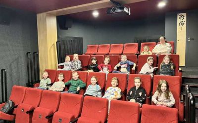 SP CZAPIEWICE: Przedszkolaki w kinie i bibliotece w Brusach