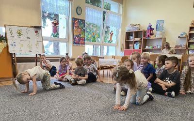 PRZEDSZKOLE NR 1: Wyścig "Żółwik na dywaniku" – zabawa w ramach programu "Gmina Brusy stawia na przedszkolaków"