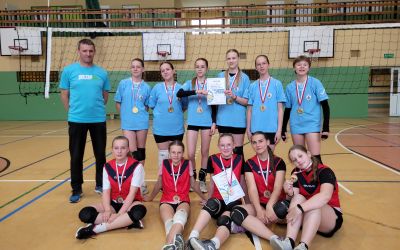 SP BRYSY NR 1: Wielkanocny turniej minipiłki siatkowej dziewcząt