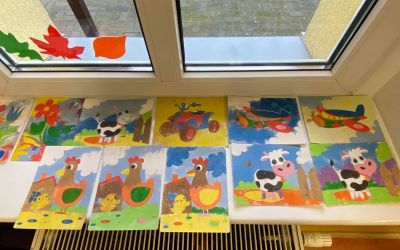 Piaskowe malowanki tworzą dzieci z przedszkola w Czapiewicach