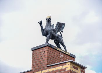 Wernisaż rzeźby gryfa autorstwa Stanisława Gierady