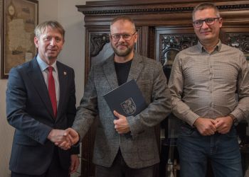 BURMISTRZ BRUS PODPISAŁ UMOWĘ NA BUDOWĘ HALI SPORTOWEJ W ZALESIU