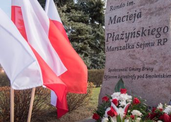 W HOŁDZIE OFIAROM KATASTROFY SMOLEŃSKIEJ I ZBRODNI KATYŃSKIEJ – BRUSY PAMIĘTAJĄ