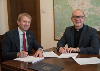 DOTACJA DLA PARAFII W LEŚNIE – KOLEJNE REMONTY W ZABYTKOWYM, DREWNIANYM KOŚCIELE