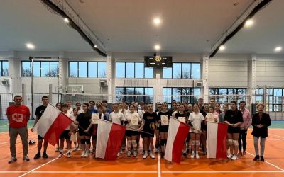 SP NR 1 W BRUSACH: Międzyklasowy turniej piłki siatkowej drużyn mieszanych  z okazji Święta Niepodległości