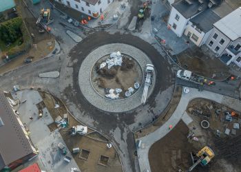 TRZECIE RONDO W BRUSACH NA FINISZU – CENTRUM MIASTA ZYSKUJE NOWY WYGLĄD