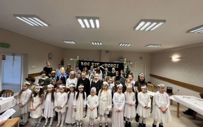 SP CZAPIEWICE: Akademia z okazji Dnia Babci i Dziadka