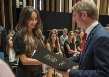 BURMISTRZ BRUS WRĘCZYŁ STYPENDIA ABSOLWENTOM KLAS ÓSMYCH
