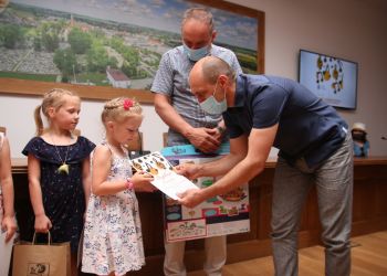 WRĘCZENIE NAGRÓD LAUREATOM GMINNEGO KONKURSU PIOSENKI I GMINNEGO KONKURSU PLASTYCZNEGO