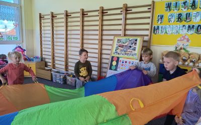 PRZEDSZKOLE NR 1 W BRUSACH: Zajęcia psycho-ruchowe „Fale” z wykorzystaniem chusty animacyjnej