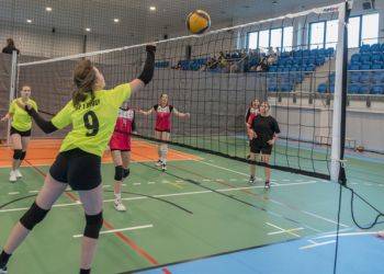 TURNIEJ PIŁKI SIATKOWEJ DZIEWCZĄT O PUCHAR BURMISTRZA BRUS Z OKAZJI OTWARCIA HALI SPORTOWO-WIDOWISKOWEJ W BRUSACH