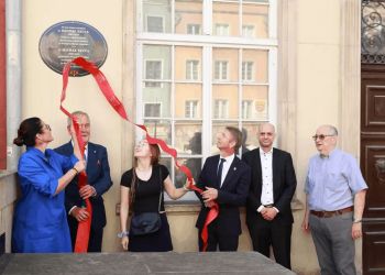 ODSŁONIĘCIE TABLICY PAMIĄTKOWEJ DR. MICHAŁA SZUCY