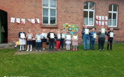 SP LEŚNO - SZKOŁA FILIALNA W PRZYMUSZEWIE: DZIEŃ MATKI W SZKOLE FILIALNEJ W PRZYMUSZEWIE