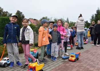 AUTA NA SPACERZE Z DZIEĆMI – BRUSY ŚWIĘTUJĄ DZIEŃ BEZ SAMOCHODU