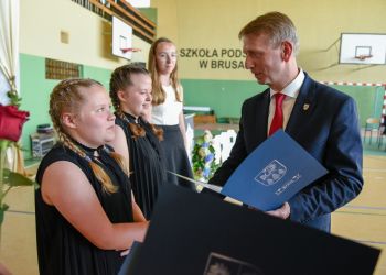 BURMISTRZ BRUS WRĘCZYŁ STYPENDIA ABSOLWENTOM KLAS ÓSMYCH