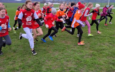 GMINNE IGRZYSKA DZIECI W DRUŻYNOWYCH BIEGACH PRZEŁAJOWYCH DZIEWCZĄT STARSZYCH