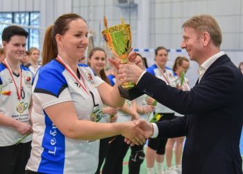 SIATKARKI Z LEŚNA ZDOBYWCZYNIAMI PUCHARU BURMISTRZA BRUS