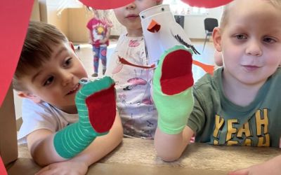 PRZEDSZKOLE NR 1: GMINA BRUSY STAWIA NA PRZEDSZKOLAKÓW - TEATRZYK DO WIERSZA "BOCIAN I ŻABY"