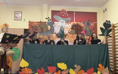 PRZEDSZKOLE NR 1 W BRUSACH: DOM POD MUCHOMORKIEM - TEATRZYK W WYKONANIU NAUCZYCIELEK Z PRZEDSZKOLA NR 1 W BRUSACH