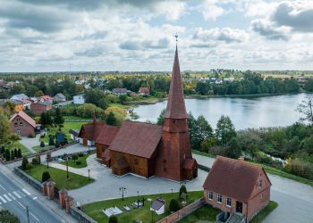 KOŚCIÓŁ W LEŚNIE PO REMONCIE – ODNOWIONY DACH I ELEWACJA