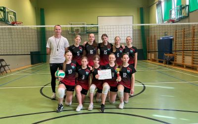 SP KOSOBUDY: I MIEJSCE DZIEWCZĄT W POWIATOWYCH IGRZYSKACH MŁODZIEŻY  W PIŁCE SIATKOWEJ